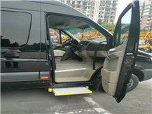 上海安致汽車租賃 奔馳凌特17座商務(wù)車實(shí)體拍攝與產(chǎn)品解析